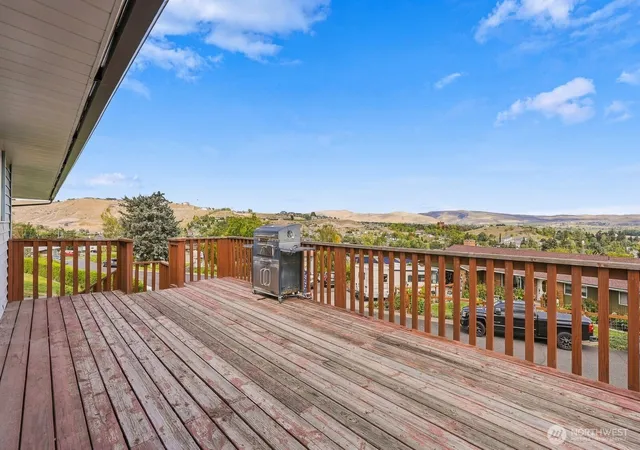 Photo 4 of Single family home for sale at 8 N 12th Street, Selah, WA 98942 | MLS# NWM2588634 | Listing updated on 2026-09-29
