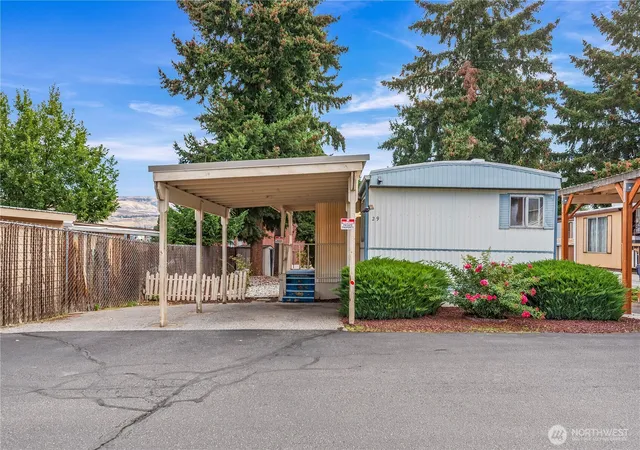 Photo 3 of Manufactured home for sale at 1311 Maple St #29, Wenatchee, WA 98801 | MLS# NWM2588663 | Listing updated on 2026-09-30