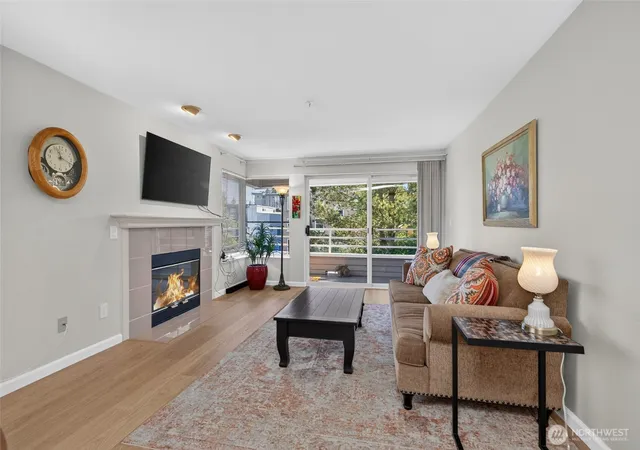 Condo for sale at 2125 California Ave SW #302, Seattle, WA 98116 | MLS# NWM2588670