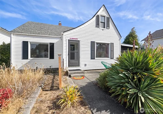 Photo 3 of Single family home for sale at 1227 E 4th Street, Port Angeles, WA 98362 | MLS# NWM2588674 | Listing updated on 2026-09-30