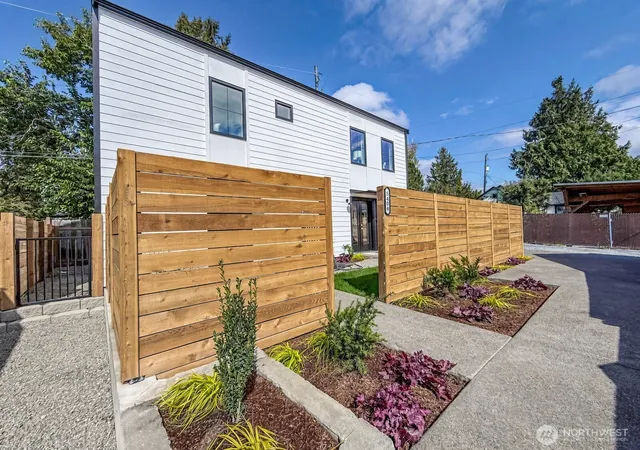 Townhouse for sale at 5404 20th Avenue S, Seattle, WA 98108 | MLS# NWM2588687
