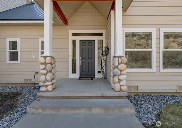 Photo 3 of Single family home for sale at 9375 N Fork Rd, Cashmere, WA 98815 | MLS# NWM2588700 | Listing updated on 2026-09-30