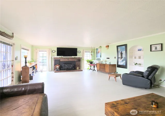 Photo 3 of House for sale at 723 5th Avenue NW, Puyallup, WA 98371 | MLS# NWM2588752 | Listing updated on 2026-09-29