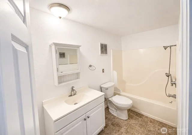 Photo 4 of House for sale at 2510 Fir Ave, Bremerton, WA 98310 | MLS# NWM2588786 | Listing updated on 2026-10-18