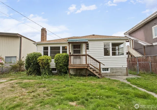 Photo 2 of Single family home for sale at 220 S Tobin St, Renton, WA 98057 | MLS# NWM2588813 | Listing updated on 2026-10-02