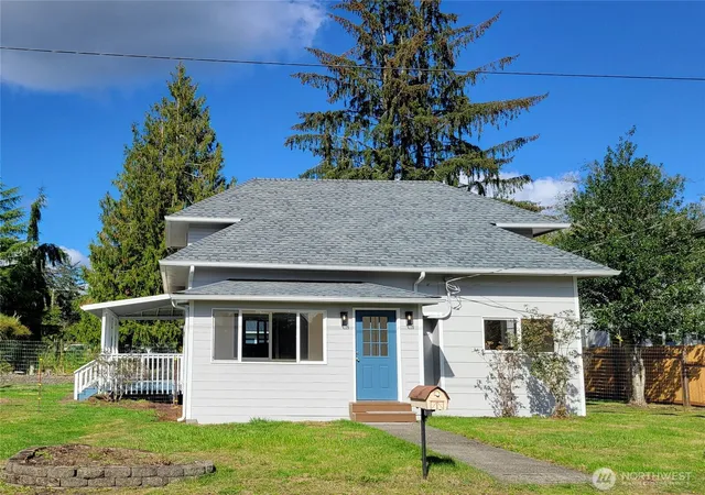 Single family home for sale at 904 Lafayette St, Aberdeen, WA 98520 | MLS# NWM2588853