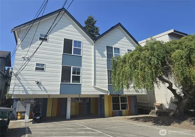 Photo 3 of Sale Pending at 5612 A Roosevelt Way Ne #A, Seattle, WA 98105 | MLS# NWM2588865 | Listing updated on 2026-10-01