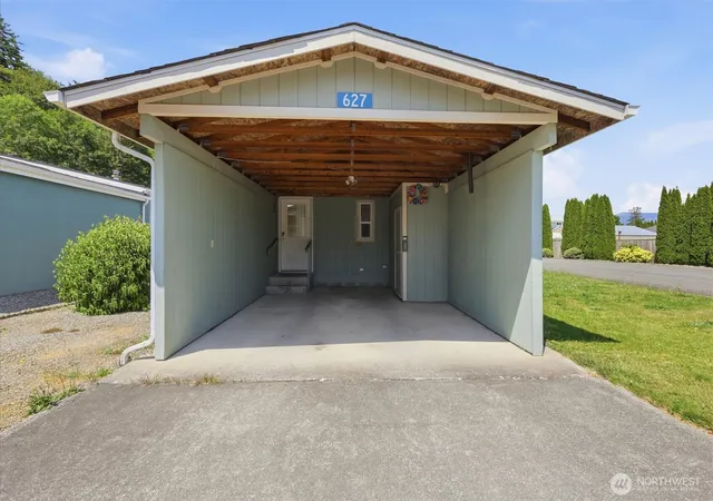 Photo 2 of Manufactured home for sale at 627 Andrew Dr, Burlington, WA 98233 | MLS# NWM2588895 | Listing updated on 2026-10-01