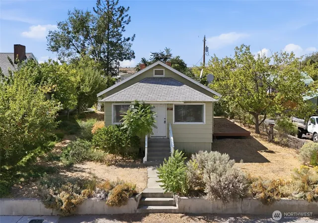 Photo 2 of Single family home for sale at 27 Evergreen St S, Soap Lake, WA 98851 | MLS# NWM2588926 | Listing updated on 2026-09-30