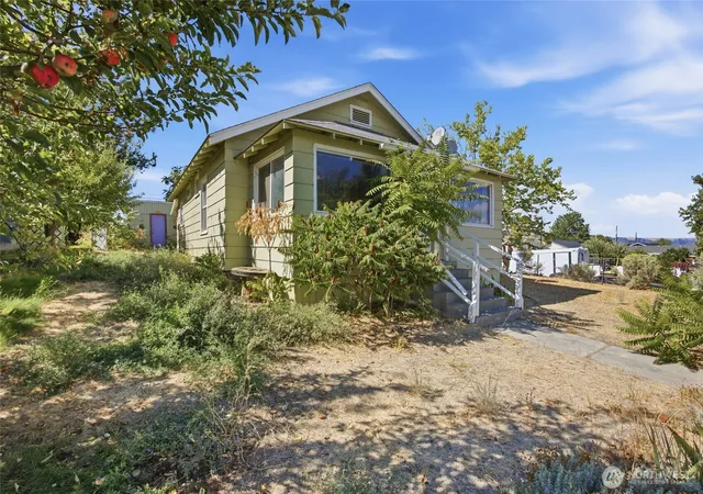 Photo 3 of Single family home for sale at 27 Evergreen St S, Soap Lake, WA 98851 | MLS# NWM2588926 | Listing updated on 2026-09-30