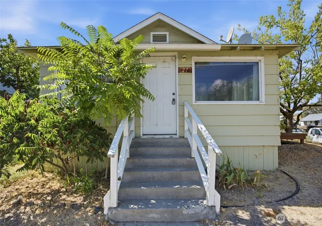 Photo 3 of Single family home for sale at 27 Evergreen St S, Soap Lake, WA 98851 | MLS# NWM2588926 | Listing updated on 2026-09-30