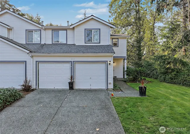 Photo 2 of Townhouse for sale at 11502 Se 221st Place, Kent, WA 98031 | MLS# NWM2588939 | Listing updated on 2026-10-01