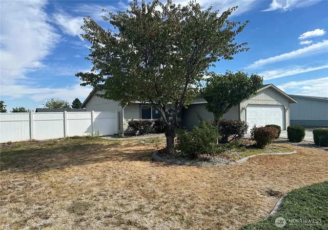 Photo 2 of Single family home for sale at 850 Se J St, Ephrata, WA 98823 | MLS# NWM2588950 | Listing updated on 2026-10-01