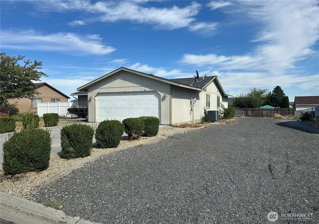 Photo 3 of Single family home for sale at 850 Se J St, Ephrata, WA 98823 | MLS# NWM2588950 | Listing updated on 2026-10-01