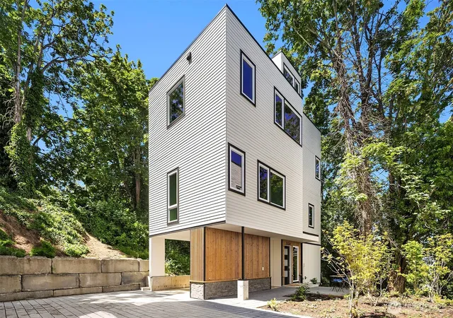 Photo 2 of Single family home for sale at 534 W Barrett St, Seattle, WA 98119 | MLS# NWM2588956 | Listing updated on 2026-10-01