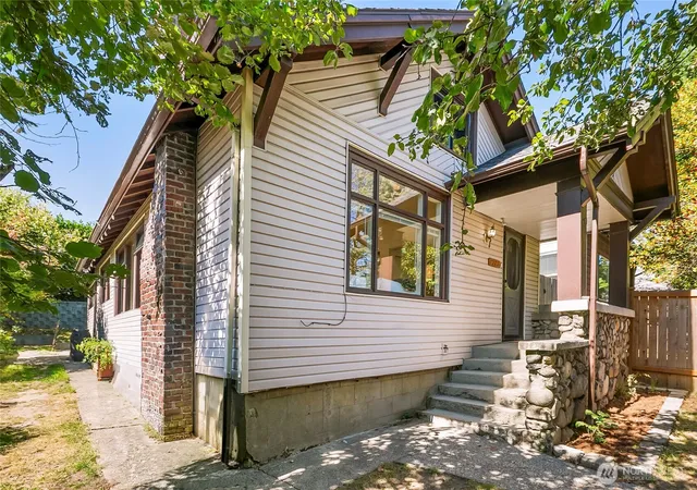 Photo 2 of Single family home for sale at 4743 5th Avenue Ne, Seattle, WA 98105 | MLS# NWM2588957 | Listing updated on 2026-09-30