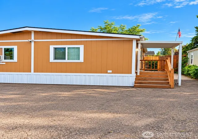 Photo 3 of Manufactured home for sale at 1110 Coweeman Ln, Kelso, WA 98626 | MLS# NWM2588974 | Listing updated on 2026-10-01