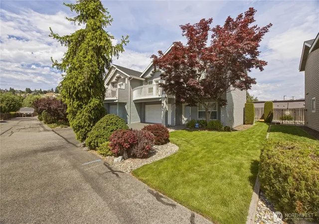 Photo 3 of Townhouse for sale at 222 Parkway Dr, Manson, WA 98831 | MLS# NWM2588975 | Listing updated on 2026-10-01