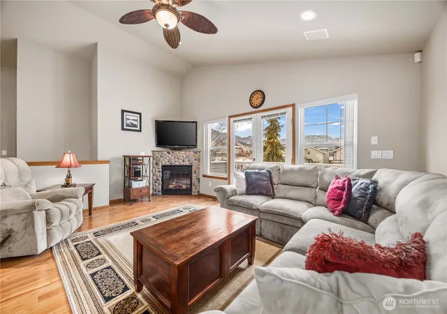 Photo 3 of Townhouse for sale at 222 Parkway Dr, Manson, WA 98831 | MLS# NWM2588975 | Listing updated on 2026-10-01