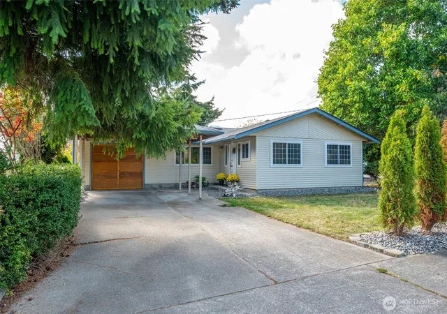 Single family home for sale at 687 SW 3rd Avenue, Oak Harbor, WA 98277 | MLS# NWM2588986