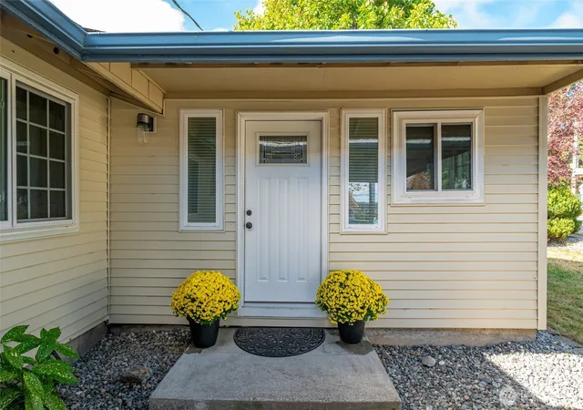 Photo 2 of Single family home for sale at 687 SW 3rd Avenue, Oak Harbor, WA 98277 | MLS# NWM2588986 | Listing updated on 2026-10-06