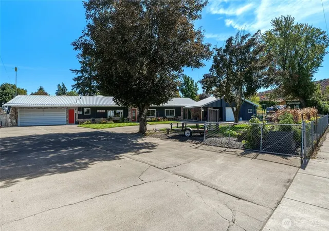 Photo 3 of Single family home for sale at 541 Arnold St, Waitsburg, WA 99361 | MLS# NWM2588998 | Listing updated on 2026-10-02