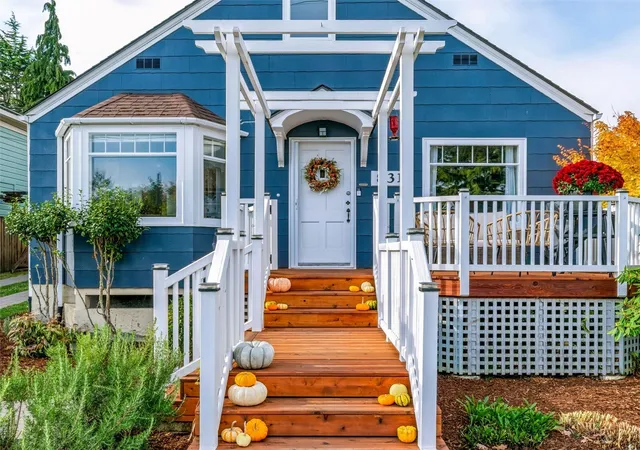 Photo 2 of Single family home for sale at 831 Jackson St, Port Townsend, WA 98368 | MLS# NWM2589017 | Listing updated on 2026-10-23