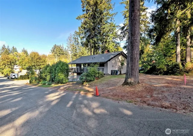 Photo 2 of Single family home for sale at 927 Grant Ave, Shelton, WA 98584 | MLS# NWM2589023 | Listing updated on 2026-09-30