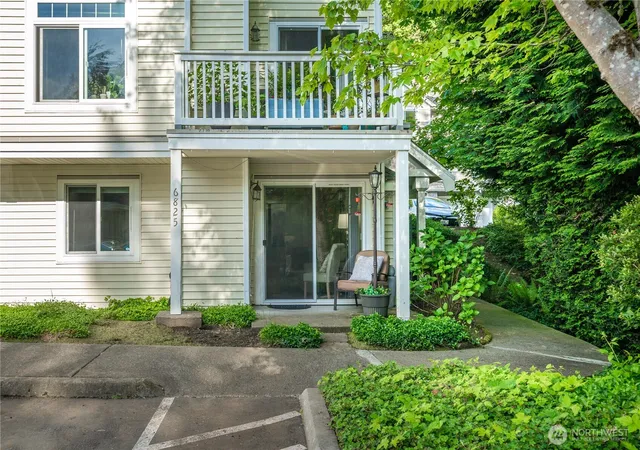 Photo 4 of Condo for sale at 6825 SE Cougar Mountain Way, Bellevue, WA 98006 | MLS# NWM2589029 | Listing updated on 2026-10-02