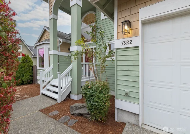 Photo 4 of Single family home for sale at 7922 NE 125th Street, Kirkland, WA 98034 | MLS# NWM2589053 | Listing updated on 2026-10-01