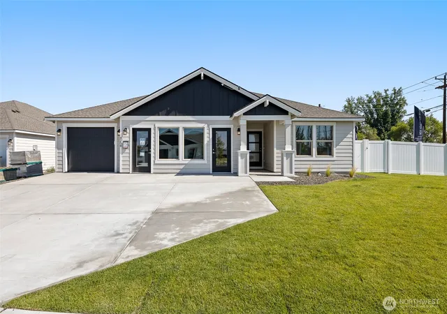 Single family home for sale at 4208 W Sandy Ct, Moses Lake, WA 98837 | MLS# NWM2589059