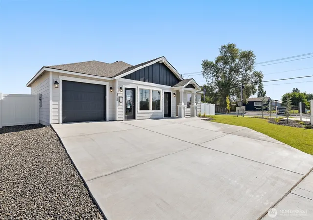 Photo 2 of Single family home for sale at 4208 W Sandy Ct, Moses Lake, WA 98837 | MLS# NWM2589059 | Listing updated on 2026-09-30
