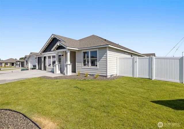 Photo 3 of Single family home for sale at 4208 W Sandy Ct, Moses Lake, WA 98837 | MLS# NWM2589059 | Listing updated on 2026-09-30