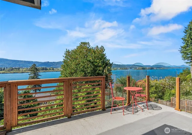 Photo 3 of Single family home for sale at 380 Columbia St, Cathlamet, WA 98612 | MLS# NWM2589089 | Listing updated on 2026-10-01