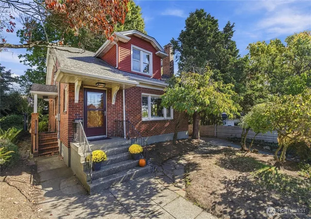 Photo 1 of Single family home for sale at 3910 Woodlawn Ave N, Seattle, WA 98103 | MLS# NWM2589100 | Listing updated on 2026-10-01