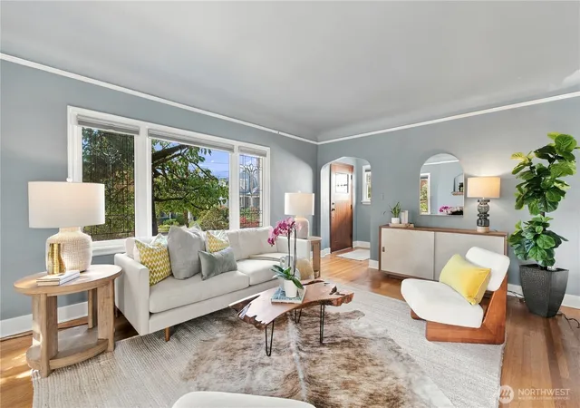 Photo 4 of Single family home for sale at 3910 Woodlawn Ave N, Seattle, WA 98103 | MLS# NWM2589100 | Listing updated on 2026-10-01
