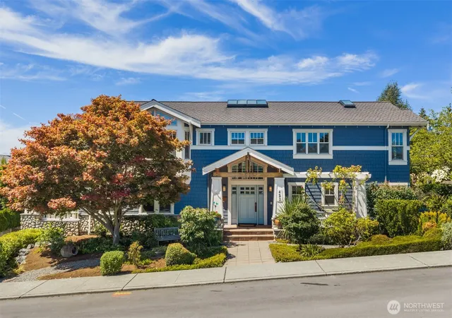 Photo 1 of Single family home for sale at 421 2nd Street W, Kirkland, WA 98033 | MLS# NWM2589117 | Listing updated on 2026-09-30