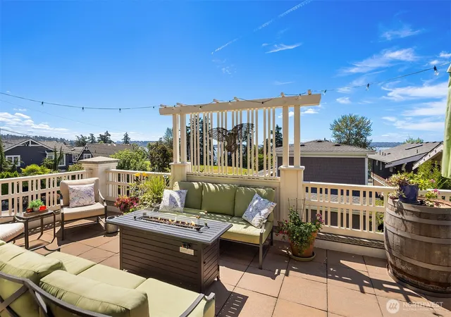 Photo 2 of Single family home for sale at 421 2nd Street W, Kirkland, WA 98033 | MLS# NWM2589117 | Listing updated on 2026-09-30