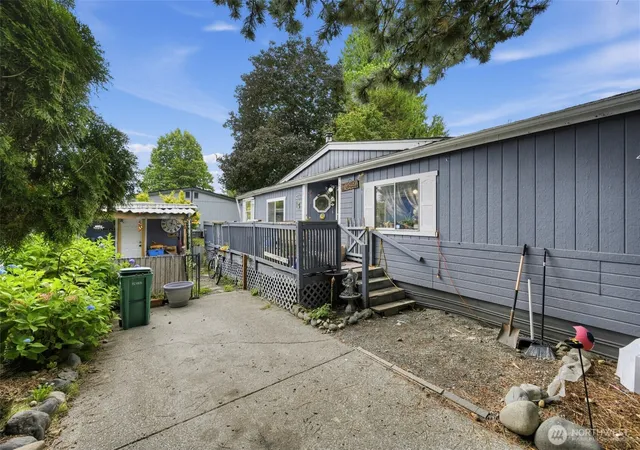 Photo 3 of Manufactured home for sale at 3225 M St SE #124, Auburn, WA 98002 | MLS# NWM2589120 | Listing updated on 2026-09-30