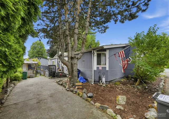 Photo 4 of Manufactured home for sale at 3225 M St SE #124, Auburn, WA 98002 | MLS# NWM2589120 | Listing updated on 2026-09-30
