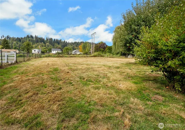 Photo 2 of Single family home for sale at 405 Tacoma Blvd, Algona, WA 98001 | MLS# NWM2589124 | Listing updated on 2026-10-01
