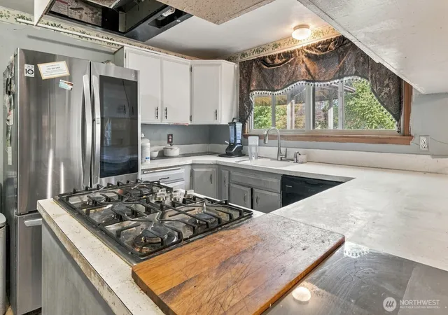 Photo 3 of Single family home for sale at 2230 S 253rd Place, Des Moines, WA 98198 | MLS# NWM2589129 | Listing updated on 2026-10-01