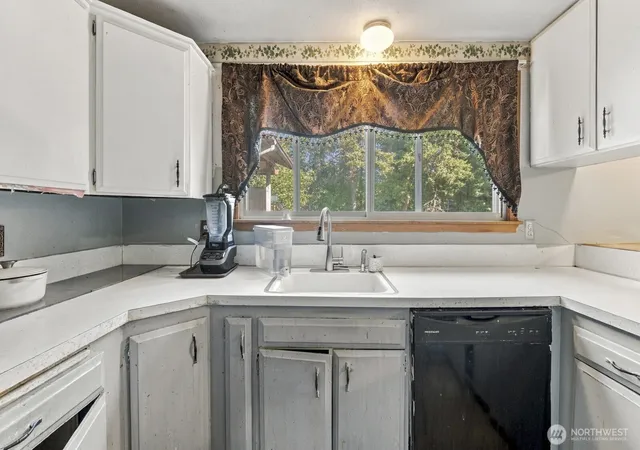 Photo 4 of Single family home for sale at 2230 S 253rd Place, Des Moines, WA 98198 | MLS# NWM2589129 | Listing updated on 2026-10-01