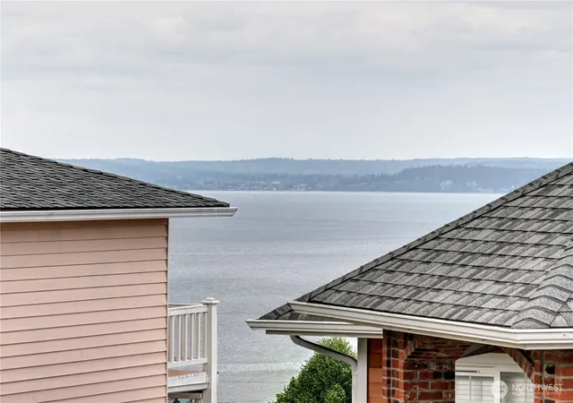 Photo 3 of Single family home for sale at 4914 Dover St, Everett, WA 98203 | MLS# NWM2589144 | Listing updated on 2026-10-02
