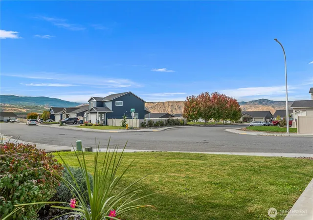 Photo 3 of Single family home for sale at 229 S Mystical Ave, East Wenatchee, WA 98802 | MLS# NWM2589165 | Listing updated on 2026-10-01