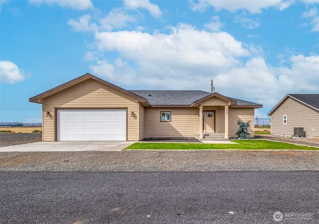 Single family home for sale at 107 W Chinook Ave, Quincy, WA 98848 | MLS# NWM2589167