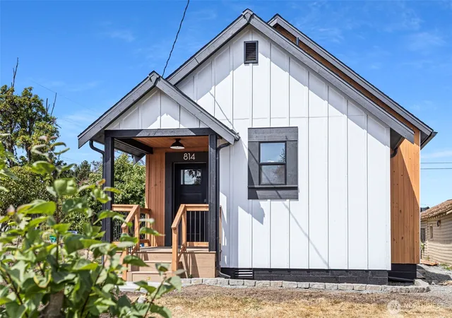Photo 1 of Single family home for sale at 814 26th Street, Anacortes, WA 98221 | MLS# NWM2589174 | Listing updated on 2026-10-12