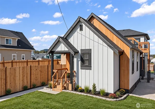 Photo 2 of Single family home for sale at 814 26th Street, Anacortes, WA 98221 | MLS# NWM2589174 | Listing updated on 2026-10-12