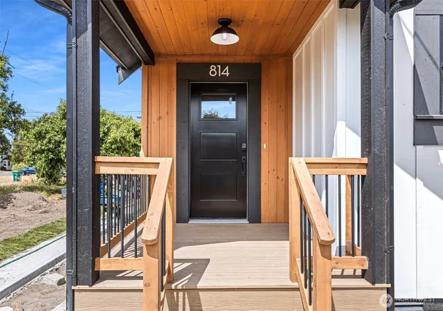 Photo 3 of Single family home for sale at 814 26th Street, Anacortes, WA 98221 | MLS# NWM2589174 | Listing updated on 2026-10-12