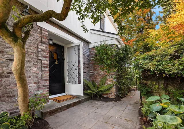 Photo 1 of Single family home for sale at 3938 NE Belvoir Pl, Seattle, WA 98105 | MLS# NWM2589187 | Listing updated on 2026-10-11